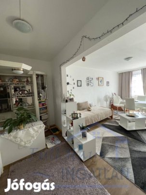 Eladó 64 nm-es Felújított panel lakás Tatabánya Újváros