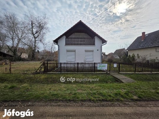 Eladó 64 nm-es ház Tiszacsege