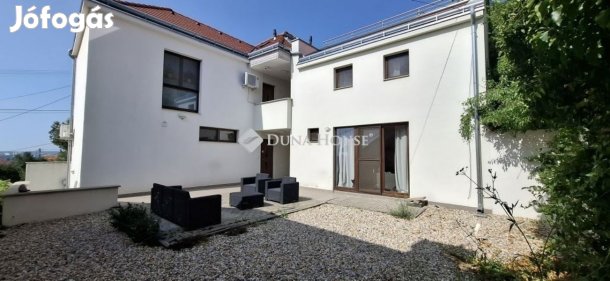 Eladó 64 nm-es lakás Pécs