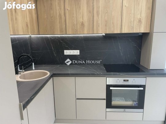 Eladó 64 nm-es lakás Pécs