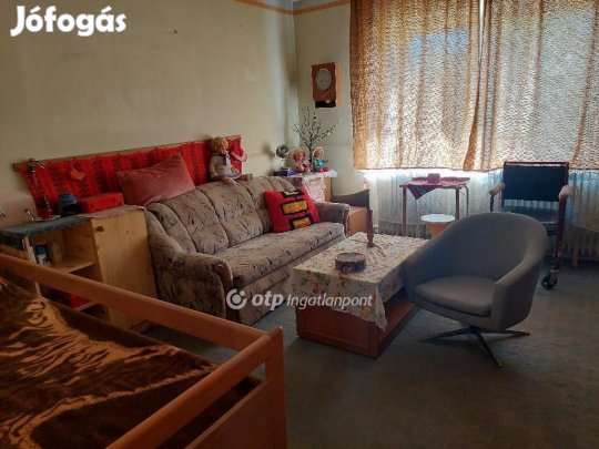 Eladó 64 nm-es lakás Zirc