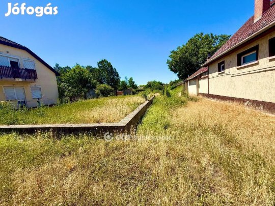 Eladó 653 nm-es telek Újszász