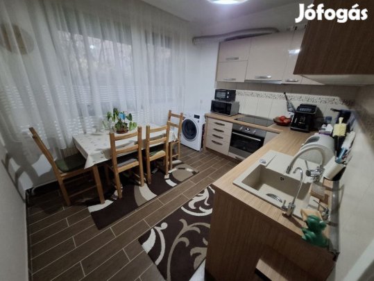 Eladó 65 nm-es Felújított panel lakás Hajdúszoboszló