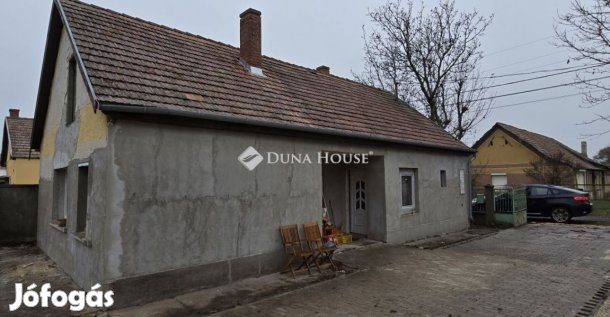 Eladó 65 nm-es ház Sárosd