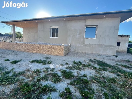 Eladó 65 nm-es ház Tura