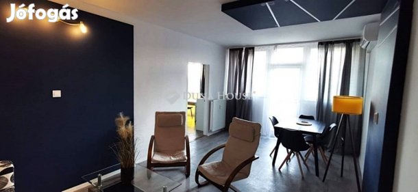 Eladó 65 nm-es lakás Pécs