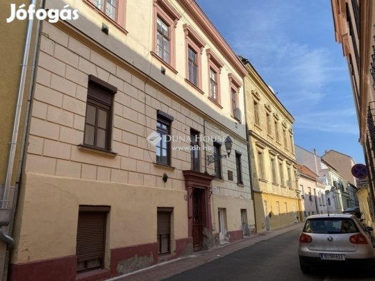 Eladó 65 nm-es lakás Pécs