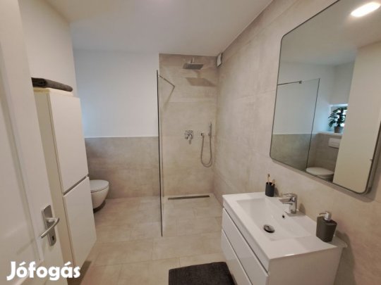 Eladó 66 m2-es felújított lakás Pécs- Belváros