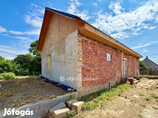 Eladó 66 nm-es ház Újszilvás