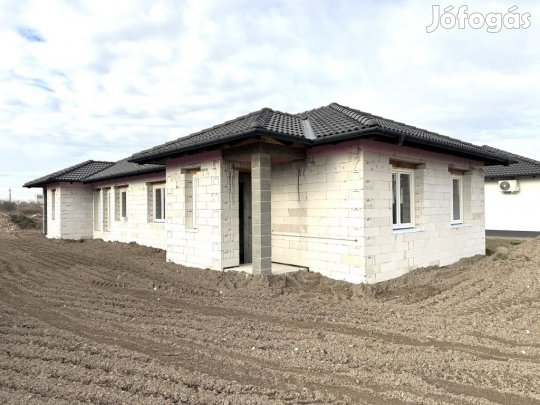 Eladó 66 nm-es lakás Cegléd