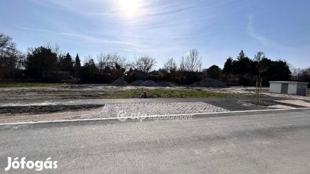 Eladó 678 nm-es telek Győr