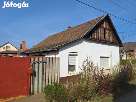 Eladó 67 nm-es Családi ház Hódmezővásárhely Hold utca
