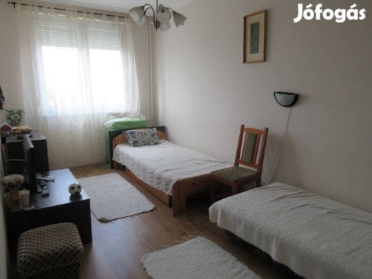 Eladó 68 nm-es Közepes állapotú panel lakás Debrecen