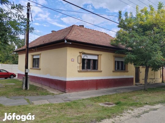 Eladó 68 nm-es ház Cegléd