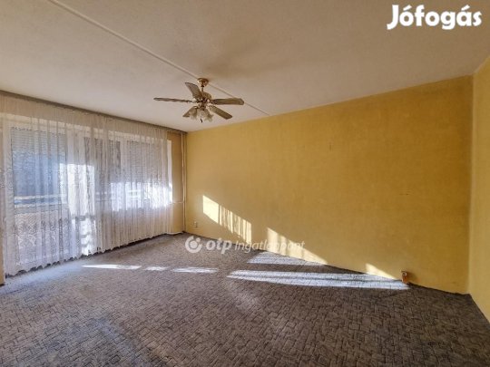 Eladó 68 nm-es lakás Pápa