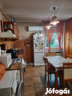 Eladó 68 nm-es lakás Pécs