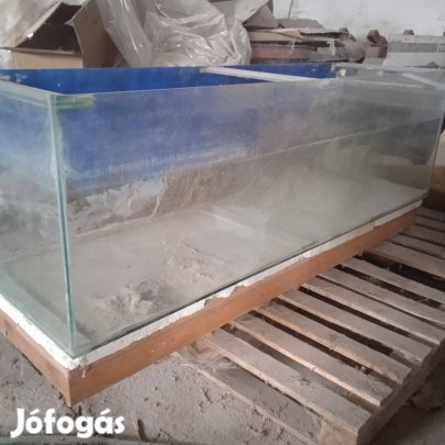 Eladó 700 literes akvárium