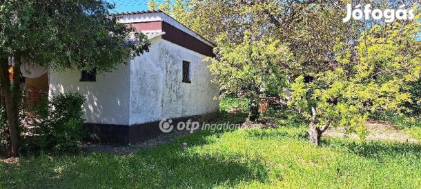 Eladó 700 nm-es telek Diósd