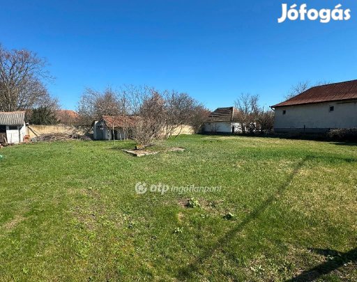 Eladó 700 nm-es telek Poroszló