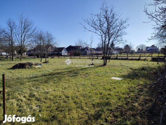 Eladó 706 nm-es telek Pusztaszabolcs