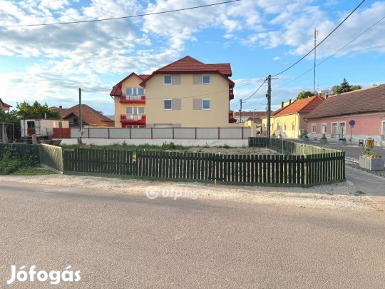 Eladó 709 nm-es telek Tiszafüred