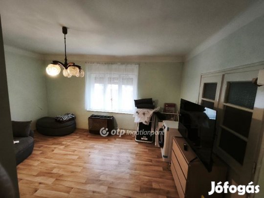 Eladó 70 nm-es ház Szolnok