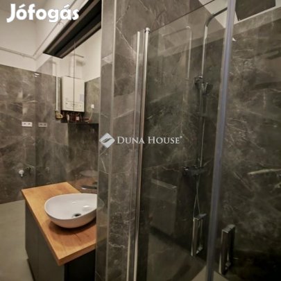 Eladó 70 nm-es lakás Pécs