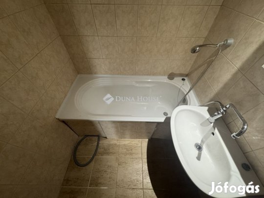 Eladó 70 nm-es lakás Pécs