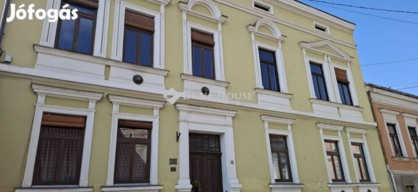 Eladó 70 nm-es lakás Pécs