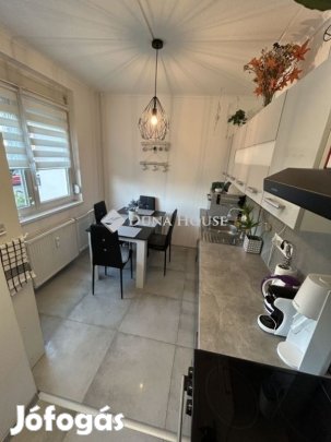Eladó 70 nm-es lakás Veszprém