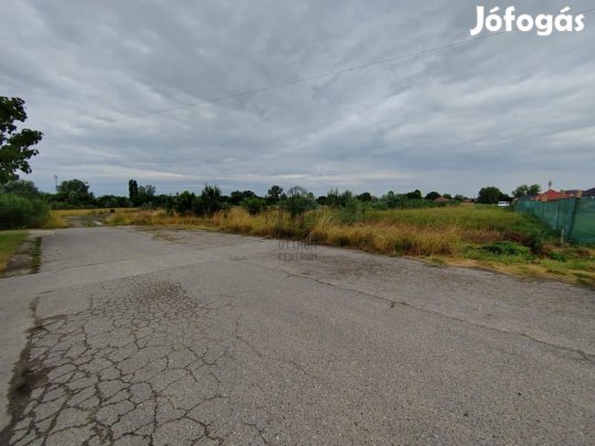 Eladó 712 nm-es telek Cegléd