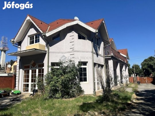 Eladó 720 nm-es ház Pécs