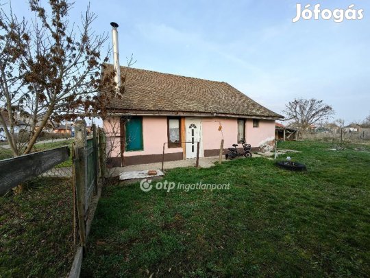 Eladó 72 nm-es ház Karcag