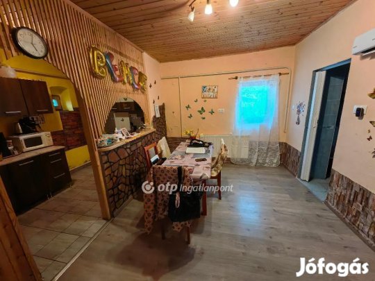 Eladó 72 nm-es ház Karcag