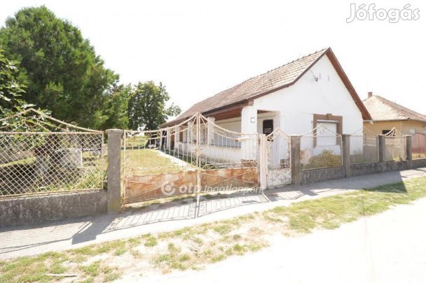 Eladó 72 nm-es ház Lórév