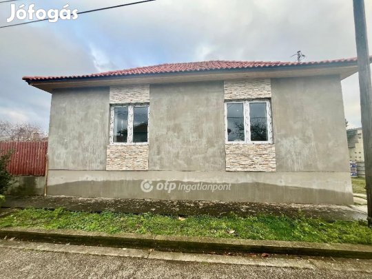 Eladó 72 nm-es ház Szolnok