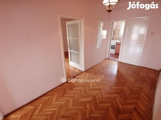 Eladó 72 nm-es lakás Debrecen