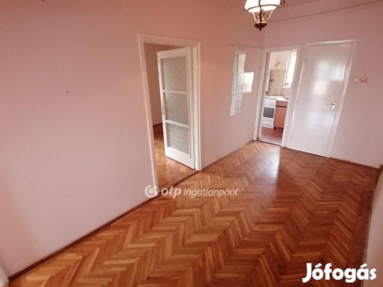 Eladó 72 nm-es lakás Debrecen