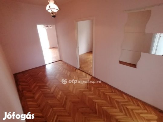 Eladó 72 nm-es lakás Debrecen