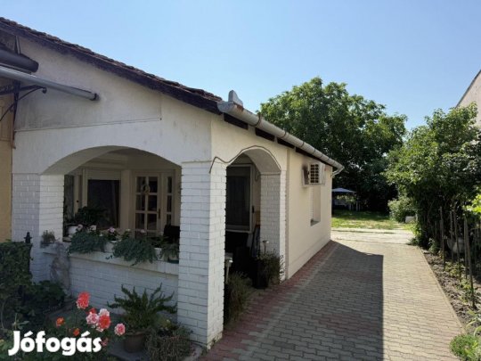 Eladó 73 nm-es Felújított Házrész Gyula