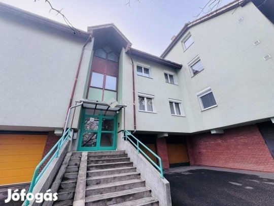 Eladó 74 nm-es lakás Pécs