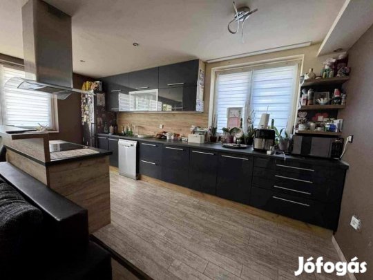 Eladó 75 m-es,  felújított lakás Miskolc-Szirmán!