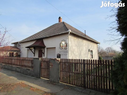 Eladó 75 nm-es ház Abony