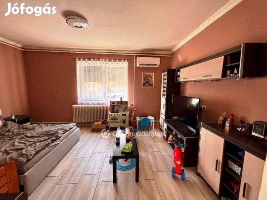 Eladó 75 nm-es ház Tass