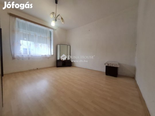 Eladó 75 nm-es ház Zics