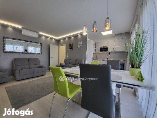 Eladó 76 nm-es lakás Siófok
