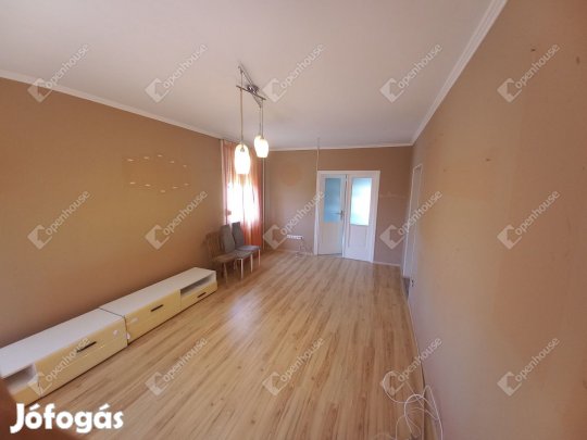 Eladó 77 nm-es lakás Dombóvár