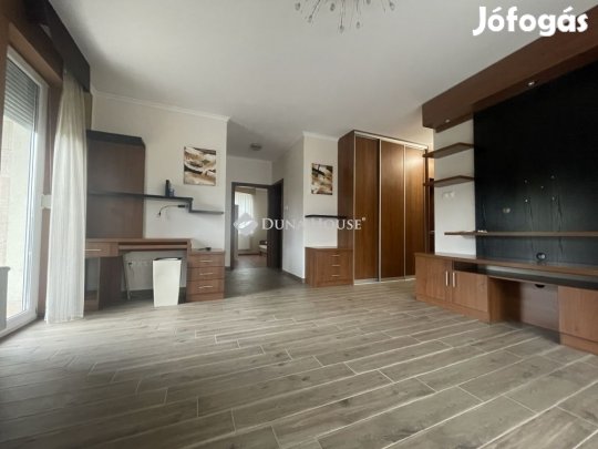 Eladó 77 nm-es lakás Kecskemét