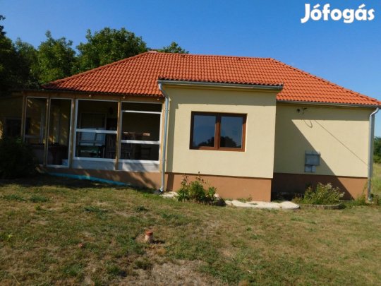 Eladó 78 nm-es Felújított Családi ház Bedegkér