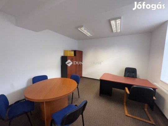 Eladó 78 nm-es lakás Pécs